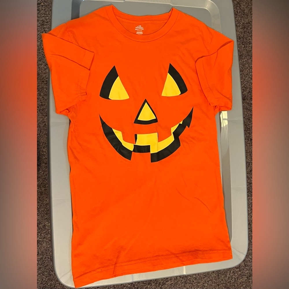 Men’s size XS Halloween Pumpkin shirt. Super cute and fun shirt!